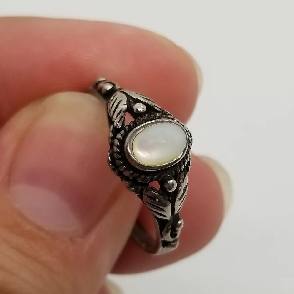 sterling silver ring with white glass cats eye and leaf detail size 6.75